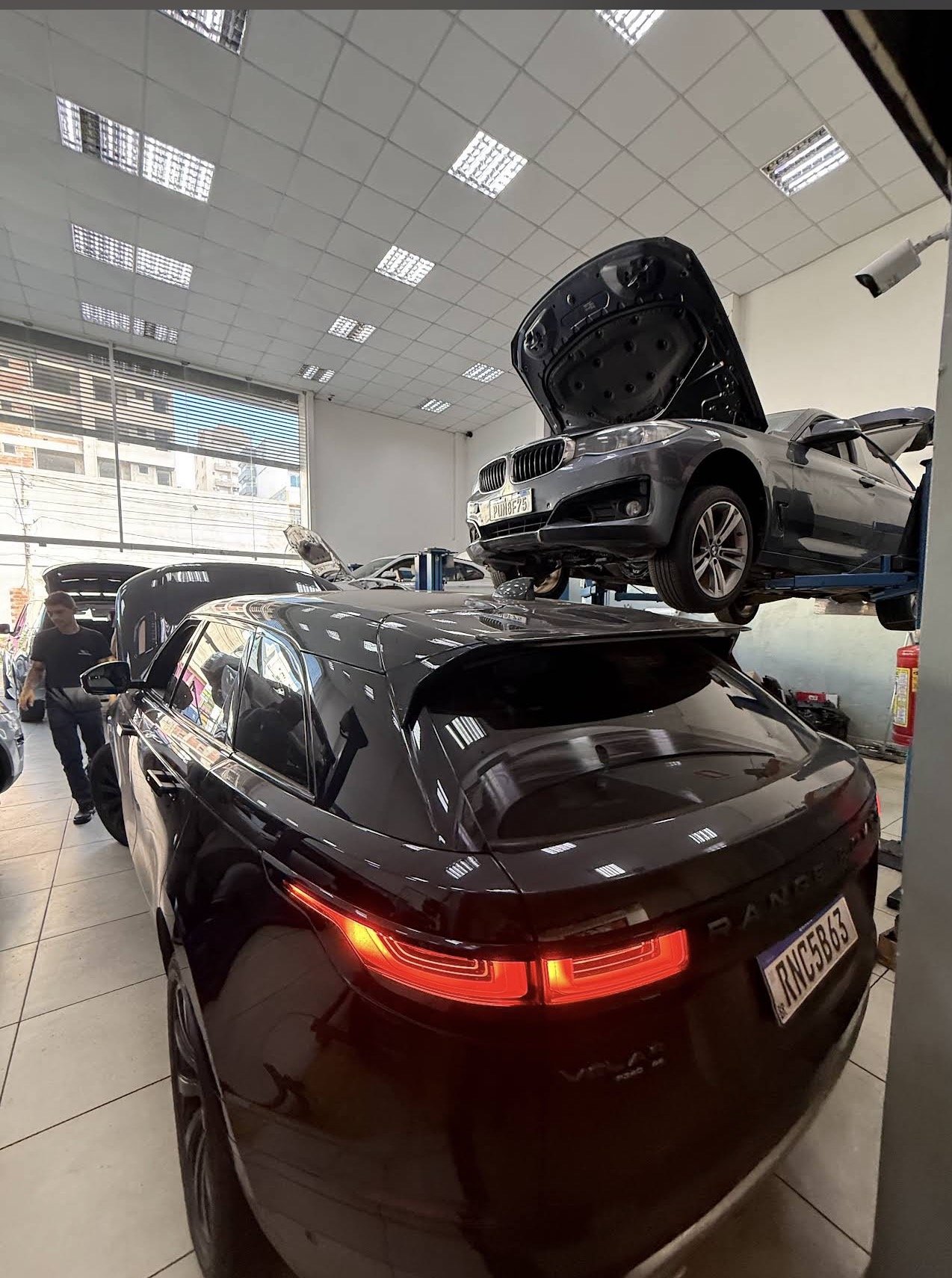 Range Rover e BMW em manutenção