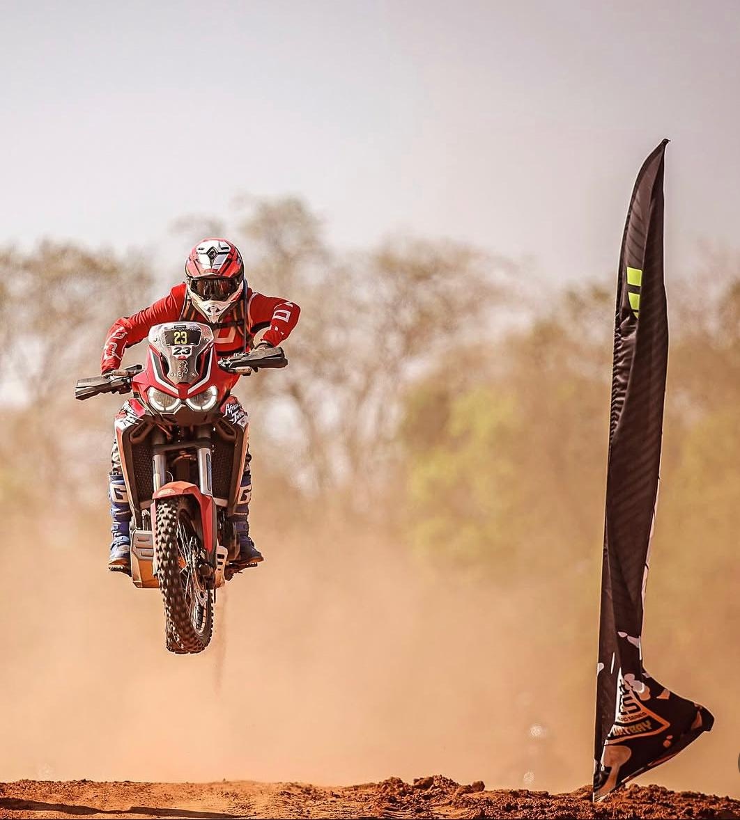 Rodrigo Marinho pilotando motocross